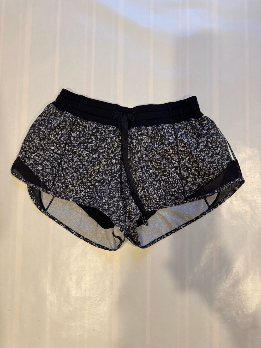 Women's Lululemon 2.5" Shorts - Black/White - Size 6